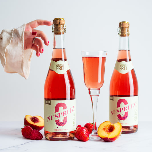 Alkoholfreier veganer Sekt Nuspritz in rosé mit Früchten