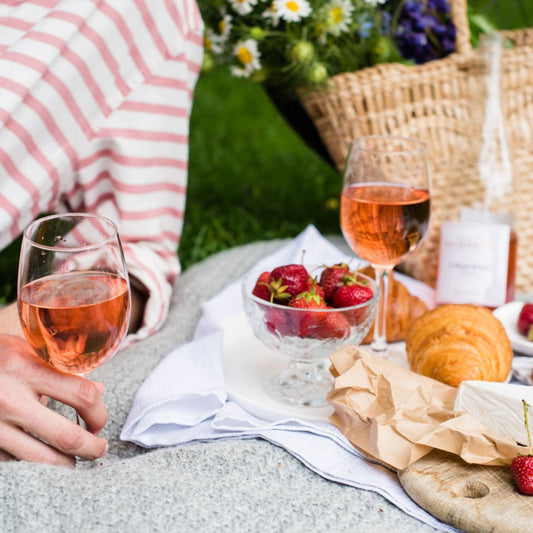 Alkoholfreier veganer Sekt Nuspritz in rosé zum Picknick mit Freunden