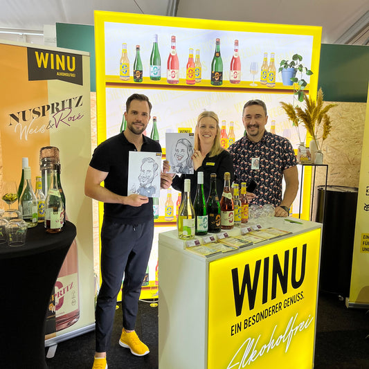 Alkoholfreier Messestand mit Personen am Stand 