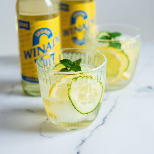 Alkoholfreie vegane Weinerfrischung und Weinschorle in weiß mit Gurke und Zitrone