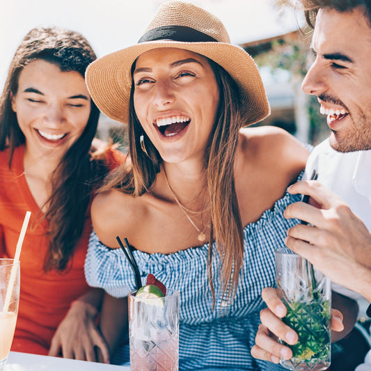 Alkoholfreier veganer Mocktail mit Freunden im Sommer