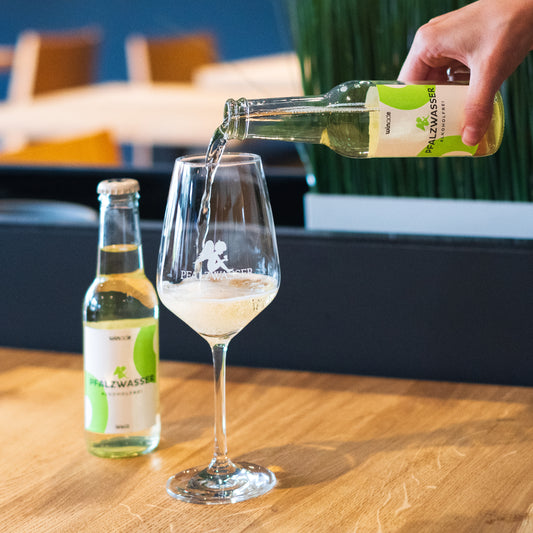 Alkoholfreier veganer Secco Pfalzwasser in weiß als Piccolo im Restaurant