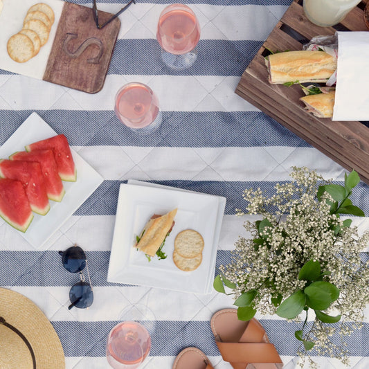 Alkoholfreie vegane Weinerfrischung und Weinschorle in rosé und weiß  zum Picknick